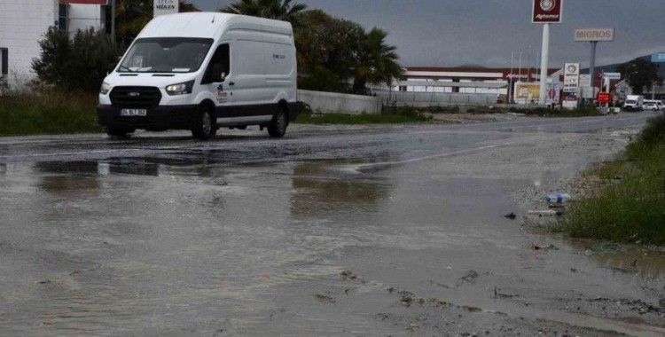Kuşadası’nda her yağışta aynı manzara, Karayolları sorumluluğundaki yollar dakikalar içinde göle döndü

