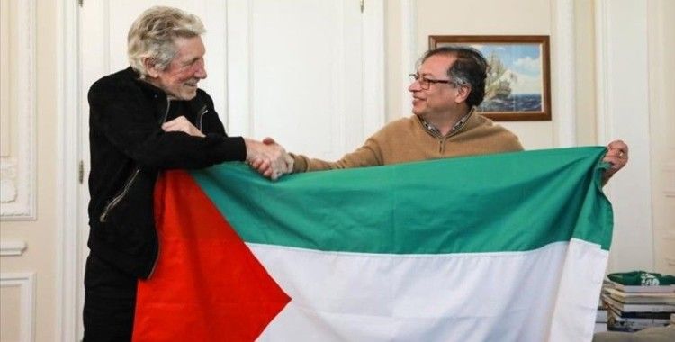İngiliz müzisyen Waters, Kolombiya Cumhurbaşkanı Petro ile 'Filistin' bayrağı açtı