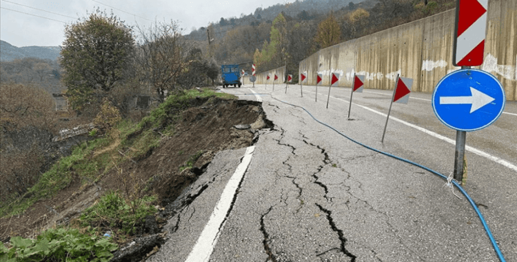 Bartın-Kastamonu kara yolunda heyelan meydana geldi