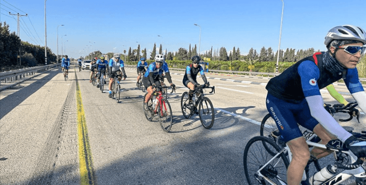 Gazze’ye saldırılar sürerken sınırın İsrail tarafında insanlar bisiklet turnuvasına hazırlanıyor