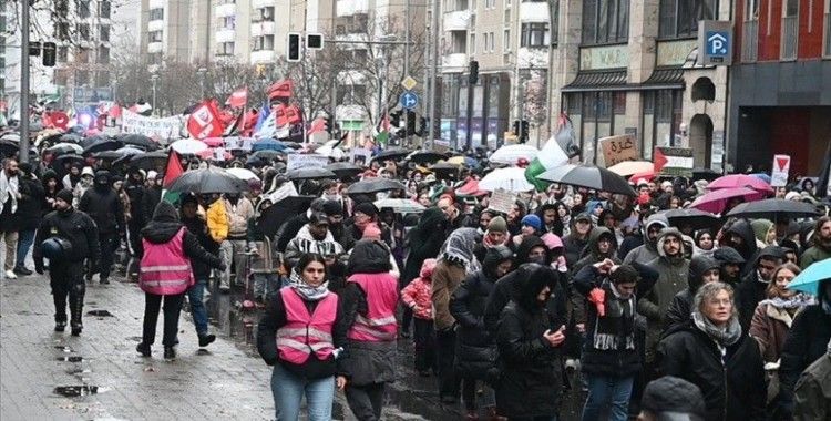 Almanya'da sağanağa rağmen binlerce kişi Filistin’e destek yürüyüşüne katıldı