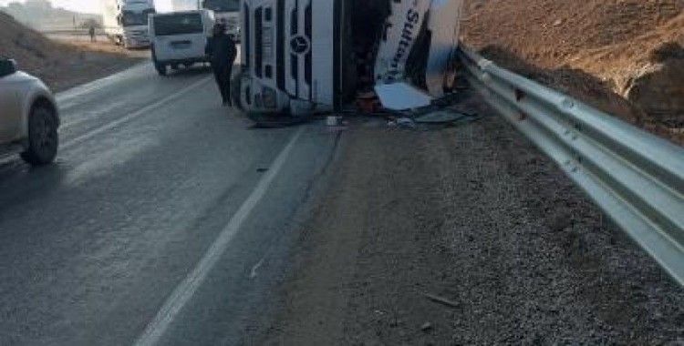 Kontrolden çıkan tır devrildi: 1 yaralı
