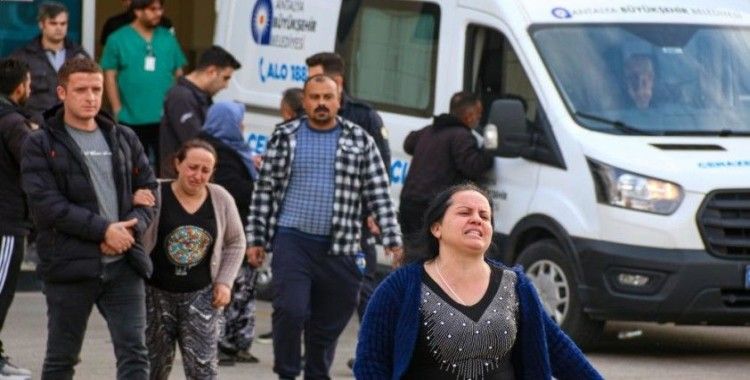 17 bıçak darbesi ile öldürülen 3 çocuk annesi kadının cenazesi gözyaşları arasında alındı