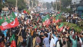 Pakistan'da Imran Khan'ın destekçileri polisle çatıştı: 7 yaralı