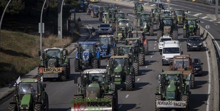 İspanya'da çiftçilerin 3 gündür devam eden protestolarında 19 kişi gözaltına alındı