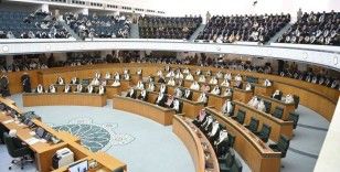 Kuveyt Emiri es-Sabah, anayasayı ihlal etmekle suçladığı parlamentoyu feshetti