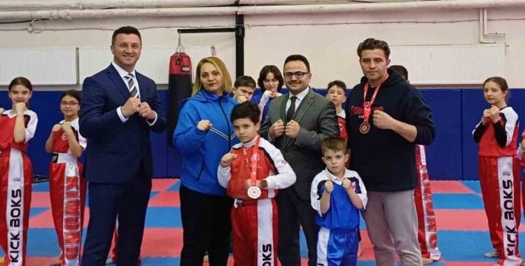 Kick Boks Şampiyonası’ndan derece ile dönen baba oğula Kaymakam Hakan Alkan’dan ödül
