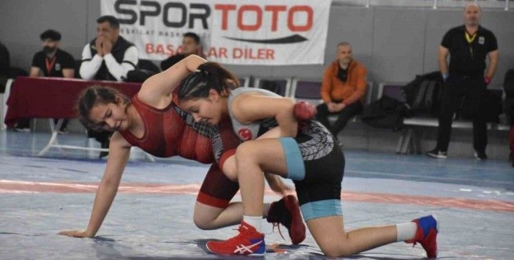 U-17 Kadınlar Güreş Türkiye Şampiyonası başladı
