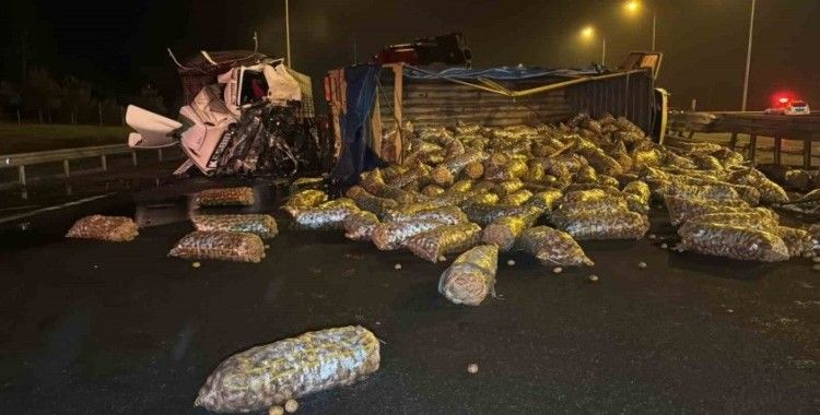 Patates yüklü kamyon devrildi: Bolu Dağı geçişi trafiğe kapandı
