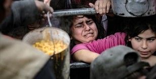 İsrail'in zorla aç bıraktığı ve yerinden ettiği Gazze halkı, bir tas çorba için sıra beklemek zorunda