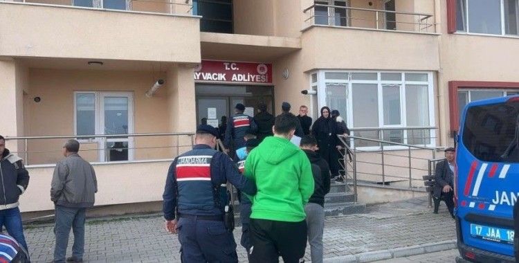 Ayvacık'ta 27 kaçak göçmen yakalandı, 4 organizatör tutuklandı