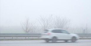 Kırklareli'nde yoğun sis trafikte görüş mesafesini olumsuz etkiliyor