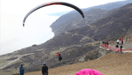 Yabancı turistlerin de keşfettiği Uçmakdere'de yamaç paraşütü uçuşlarının sayısı artıyor