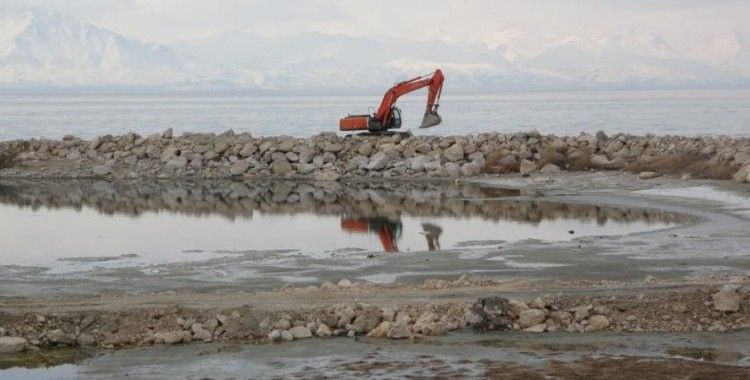 Van Gölü'ndeki çekilme limanları kullanılamaz hale getiriyor