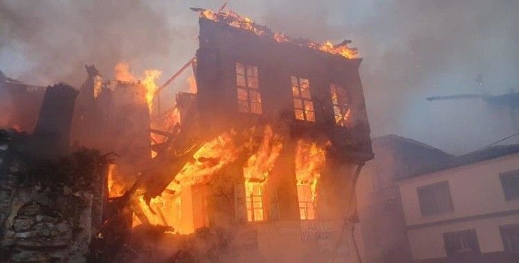 Kuşadası'nda tarihi bina alev alev yandı