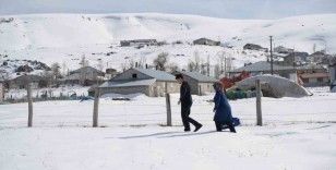 Evde Sağlık Birimi ekipleri karla kaplı köylere giderek hastaları tedavi ediyor
