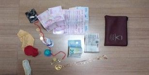 Yolda bulunan ziynet eşyası ve para dolu cüzdan polis ekiplerinin çabasıyla sahibine ulaştırıldı