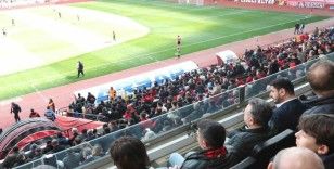 Vali Aksoy Eskişehirspor maçını tribünden izledi
