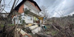 Heyelanda balkonu çöken ev boşaltıldı
