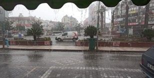 Edremit’te sağanak yağış etkili oluyor
