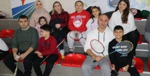 Badmintonda aileler yarıştı
