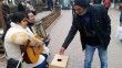 Engelli sokak müzisyenleri ilgi topladı