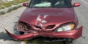 Konya'da otomobil kaldırıma çarptı: 5 yaralı