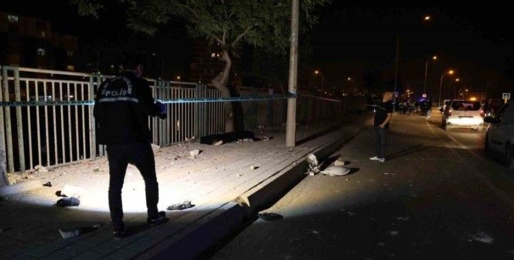 Adana’da feci kaza... Kontrolden çıkan motosiklet kaldırıma çarpıp sürüklendi: 2 ölü
