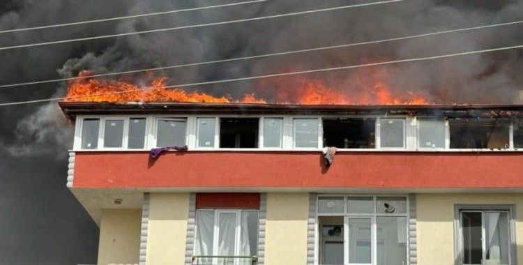 Kapaklı'da 2 binanın çatı katı alev alev yandı