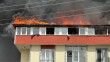 Kapaklı'da 2 binanın çatı katı alev alev yandı