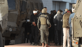 İsrail polisi ramazanın son cumasında Mescid-i Aksa çevresinde 11 Filistinliyi gözaltına aldı