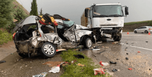 Adıyaman'da otomobil ile kamyon çarpıştı: 2 ölü