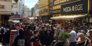 Adana’da vatandaşlar bayram öncesi alışverişe akın etti
