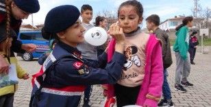 Jandarma ekipleri köydeki çocuklara bayram sevincini önceden yaşattı
