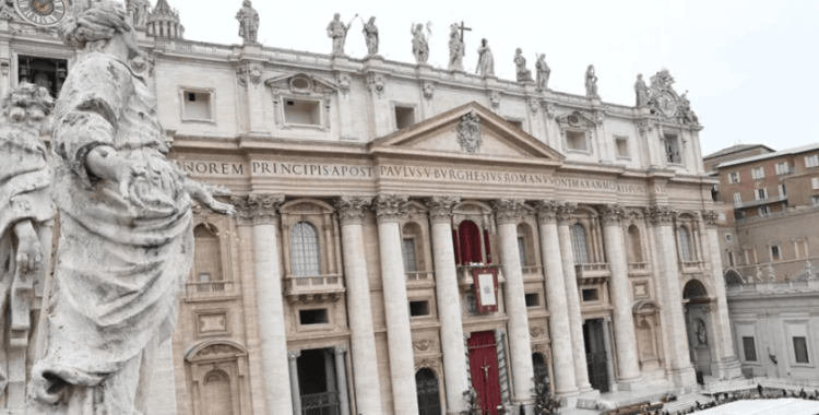 Vatikan: Taşıyıcı annelik 'evrensel suç' haline gelmeli