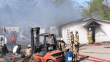 Pendik'te yediemin deposunda çıkan yangına itfaiye ekipleri müdahale ediyor