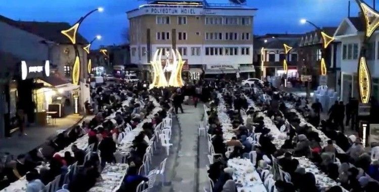 Yüzlerce kişi aynı iftar sofrasında bir araya geldi
