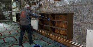 Melikgazi Belediyesi; camileri temizleyerek bayrama hazırladı
