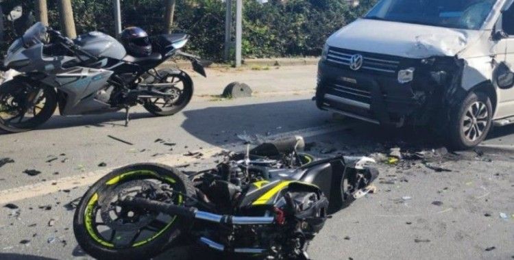 Eyüpsultan'da minibüsle motosiklet çarpıştı: 2 ölü