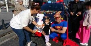 Taksim’de arabasını şekerlemelerle donatan Süpermen kostümlü adam çocukların ilgi odağı oldu
