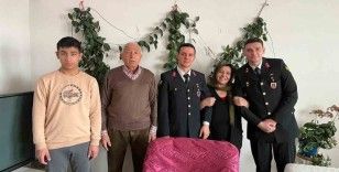 Jandarma, bayramda şehit ailelerini unutmadı
