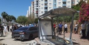 Adana'da lüks otomobil otobüs durağına çarptı: 7 yaralı