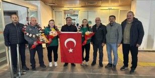 Almanya’da tarih yazan Erzincanlı kızlara havalimanında karşılama
