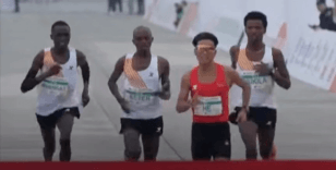 Pekin'deki maratonda 'Çinli atletin kazanmasının sağlandığı' iddiasına ilişkin soruşturmalar sürüyor