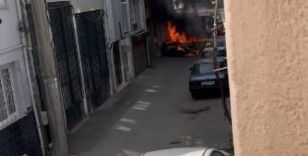 Bursa’da otomobil sokak ortasında alevlere teslim oldu
