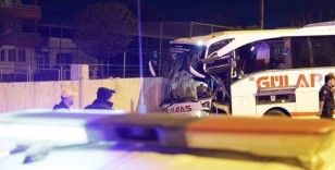 Aksaray’da kontrolden çıkan otobüs bahçe duvarına çarptı: 8 yaralı
