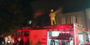 İzmir’de tekstil atölyesinde çıkan yangın, bitişikteki binaya da sıçradı
