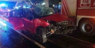 Direksiyon hakimiyeti kaybeden otomobil sürücüsü aydınlatma direğine çarptı: 1 ölü
