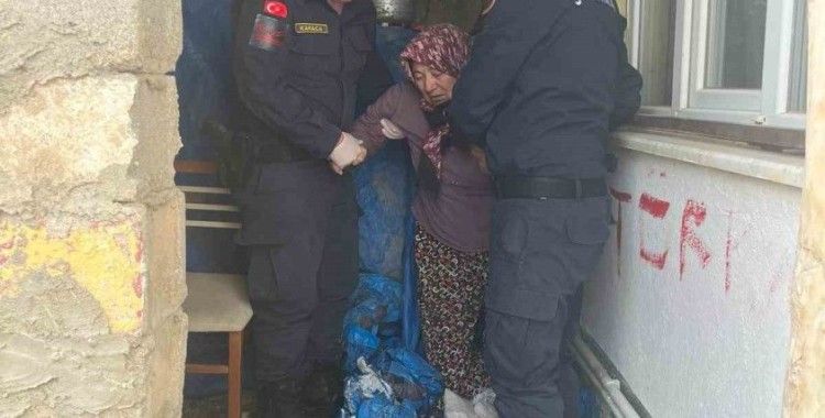 Esrar yetiştirmekten hapis cezasıyla aranan kadını jandarma brandanın altında yakaladı
