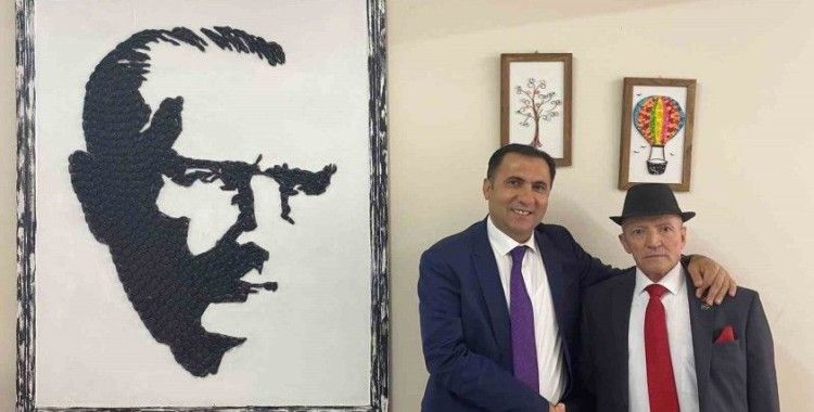 Geri dönüşüm malzemeleriyle yapılan Atatürk portresi büyük beğeni topladı
